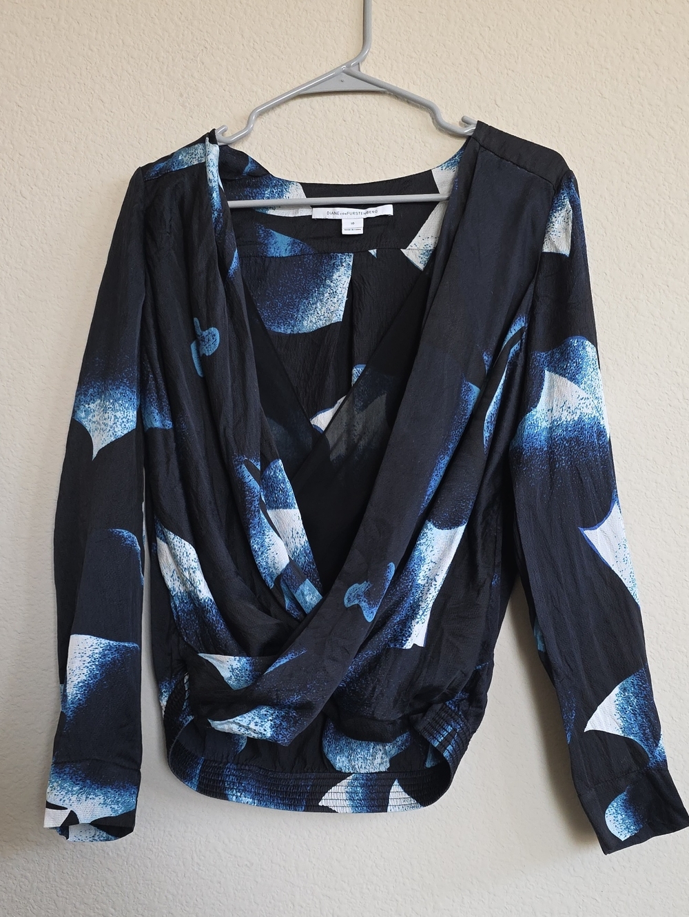 Diane von Furstenberg Silk Abstract Faux Wrap Blouse Black Blue MSRP $245 Sz 10